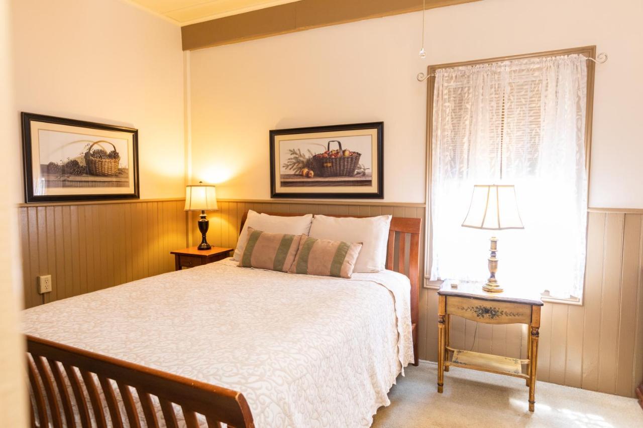 Waybury Inn *